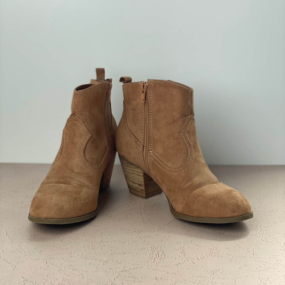 Size 8 tan color ankle boots